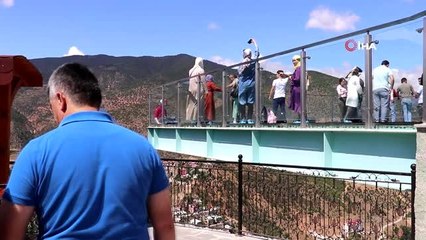 Adrenalin tutkunları Torul Kalesi cam seyir terasına akın ediyor