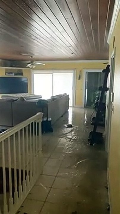 Les vagues atteignaient les étages et même les toits lors du passage de l’ouragan Dorian.