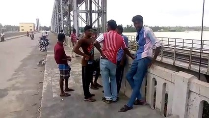 ஈரோடு அருகே உடைந்த தடுப்பணை மதகு.. பீறிட்டு அடிக்கும் தண்ணீர்-வீடியோ