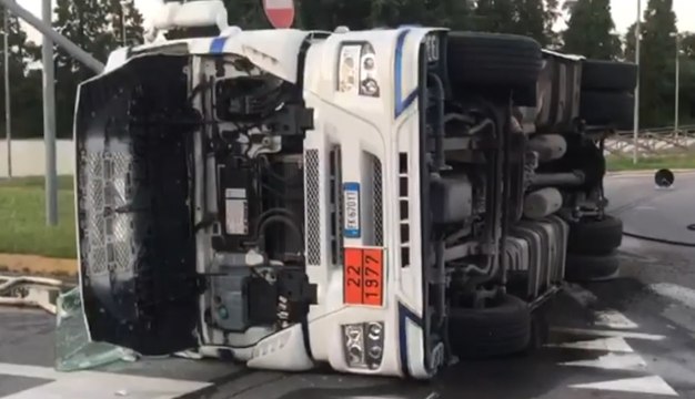 Monza - Si ribalta autocisterna carica di azoto liquido (04.09.19)