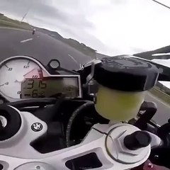 BMW S1000RR phóng hơn 300km-h gặp đàn bò qua đường