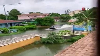 Sel sularında jet ski keyfi