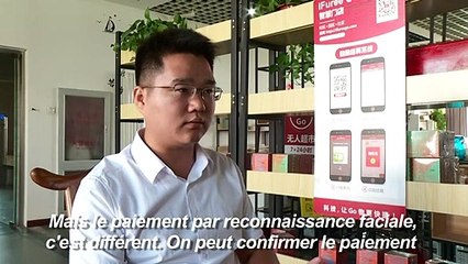 Cette femme vient de régler ses courses avec son visage