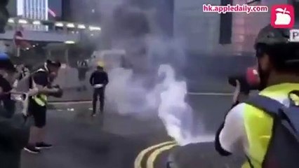 Hong Kong'da bir protestocu polisin attığı bir gaz kapsülüne bakın ne yapıyor