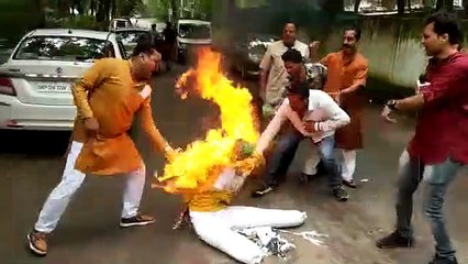 दिग्विजय समर्थकों ने उमंग सिंगार का पुतला उनके बंगले के सामने फूंका