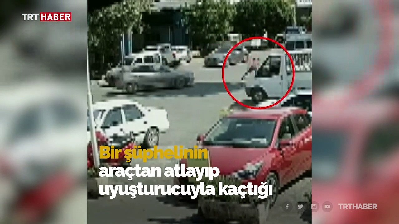 Uyuşturucu şüphelisinin araçtan atlama anı kame...