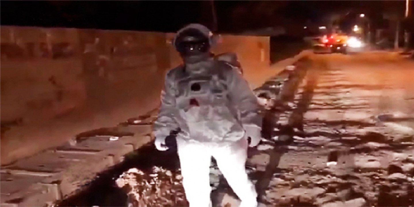 Un artista indio hace su propio "paseo lunar" para denunciar los enormes baches de su ciudad