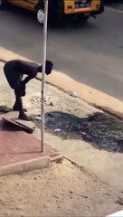 Un homme plonge dans une fosse pour la déboucher