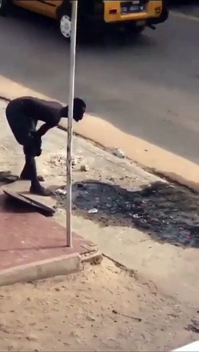 Un homme plonge dans une fosse pour la déboucher