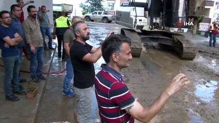 istinat duvarının çökmesi sonucu toprak altında kalan 3 araçtan 2’si çıkartıldı