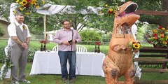 Dama de honor aparece disfrazada de T-Rex en la boda de sus amigos