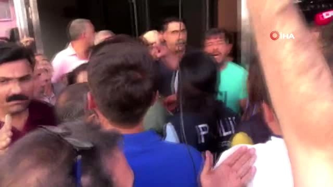 Çocukları dağa kaçırılan ailelerin HDP önündeki eyleminin 2. gününde ailelere ziyarette bulunan...