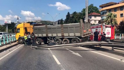 Kaza yapan tır karşı şeride geçti - KOCAELİ