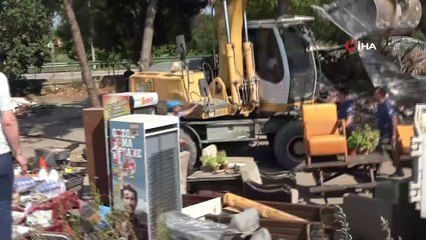 Minibüsçüler tuvalet için ayaklandı...Kepçe kazma vuruldu, olaylar çıktı