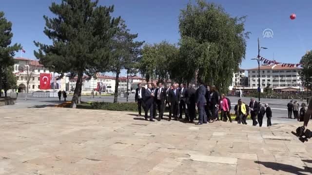 Cumhurbaşkanı Erdoğan, Atatürk Anıtı'na çelenk sundu