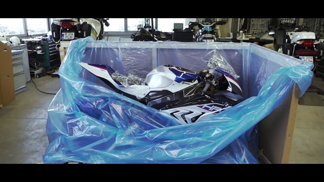 €80.000 BMW HP4 RACE Unboxing & Start-up - S1000RR carbon fiber superbike