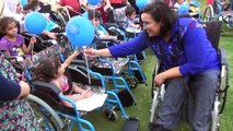 Kendisi de engelli olan Gamze, el emeği ürünleri satarak 72 engelli vatandaşa tekerlekli sandalye hediye etti