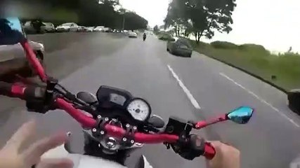 Un motard roule comme un dingue dans le trafic mais ça se finit mal