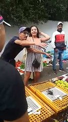 Une touriste militante vegan attaque et mord un vendeur de poulet sur un marché au Maroc