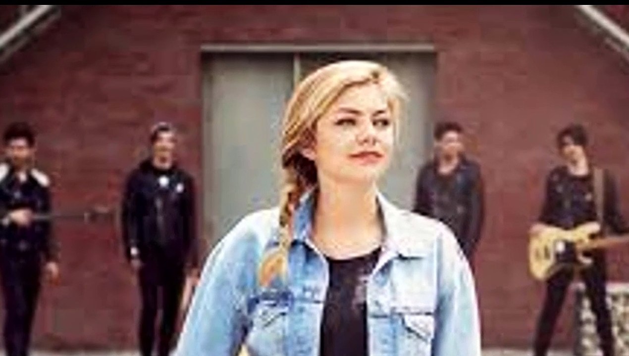 Louane : Émue, elle répond aux attaques grossophobes