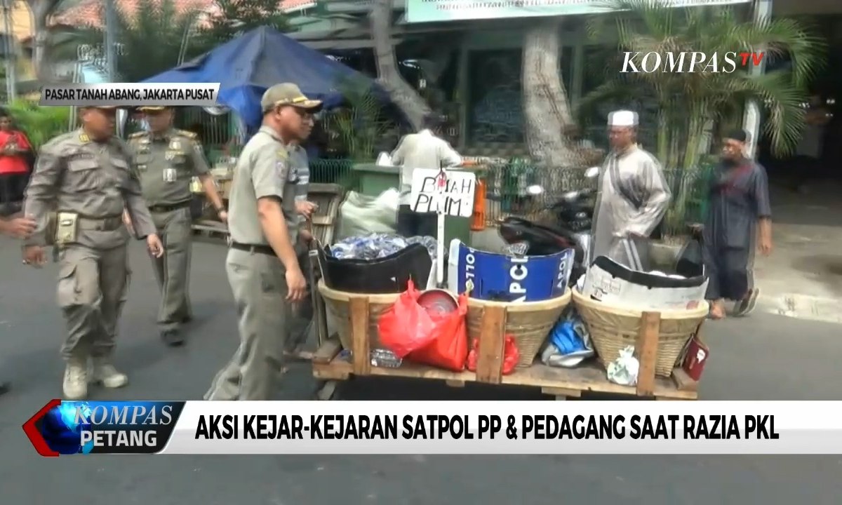 Aksi Kejar-Kejaran Satpol PP & Pedagang Saat Razia PKL
