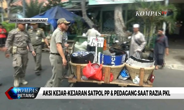 Aksi Kejar-Kejaran Satpol PP & Pedagang Saat Razia PKL