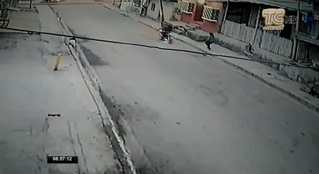 Cámara de seguridad captan a dos motorizados asaltando a una joven en Guayaquil