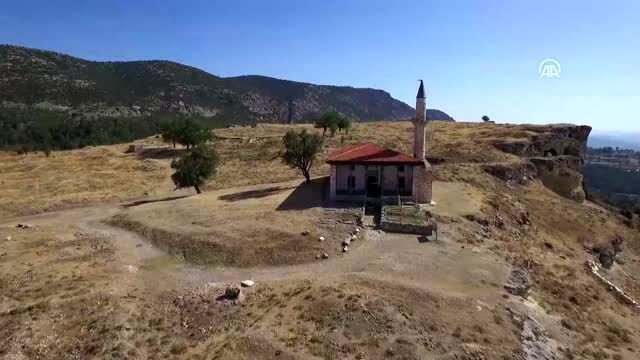 Antik kentten götürülen eserler duvar yapımında kullanılmış (2)