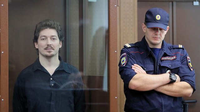 Московское дело : сроки за шлем и мусорку