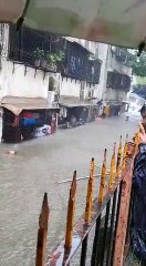 भारी बारिश में मुंबई डूबा, लोगों ने सड़कों पर की स्विमिंग