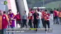 Galatasaraylı taraftarlar Falcao'nun imza töreni için stada akın etti