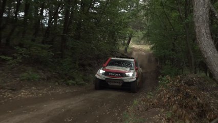 Fernando Alonso durante los test en Polonia con el Toyota Hilux del Dakar