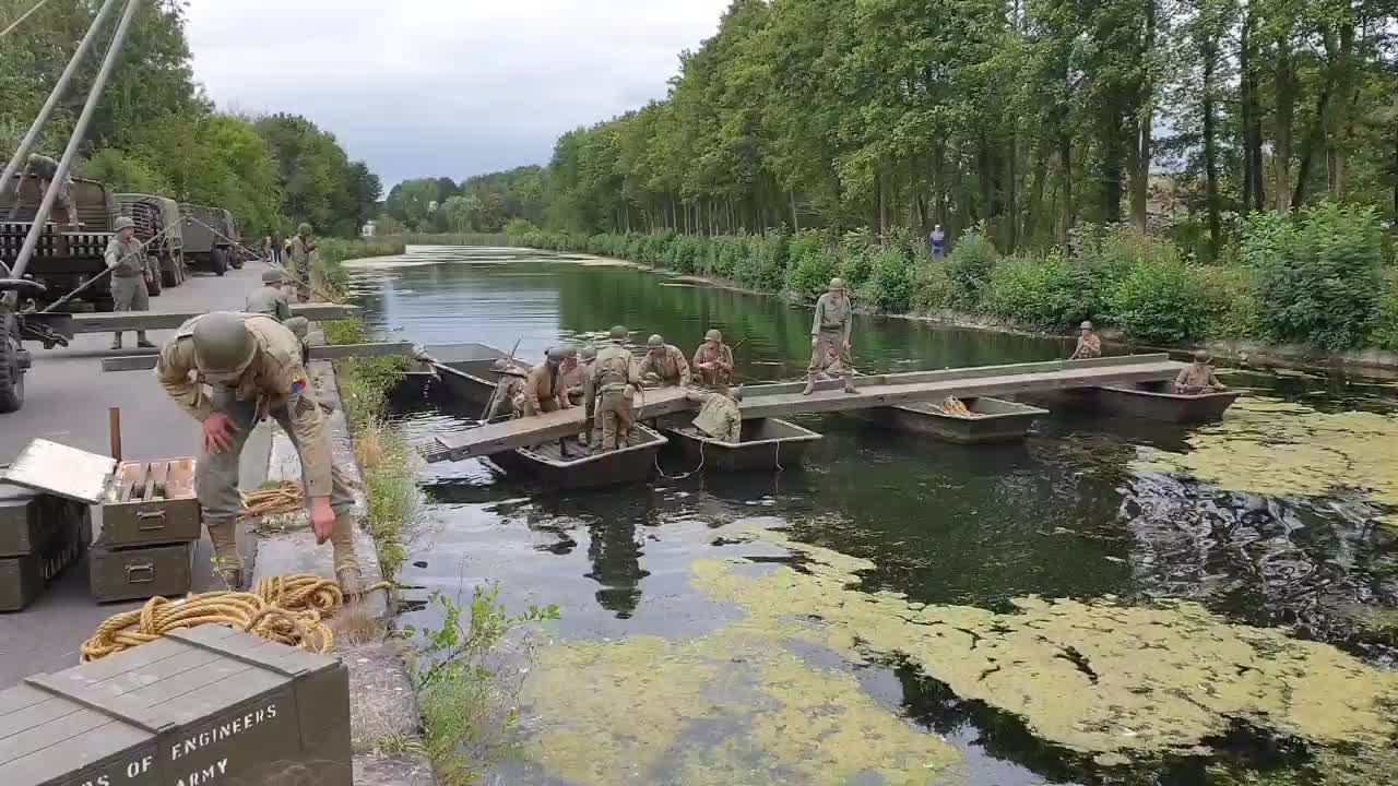 Seneffe : September Odyssey montage d'une passerelle flottante