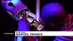 Des robots danseuses font de la pole dance aux côtés de vraies danseuses au SC Club de Nantes