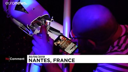 Des robots danseuses font de la pole dance aux côtés de vraies danseuses au SC Club de Nantes