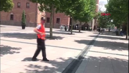 Kendini 'savcı' olarak tanıtan dolandırıcıya polisten 'çöpçü' kılığında operasyon