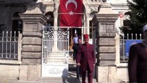 Konya'da zabıtalar Osmanlı zabıta kıyafeti giyip karanfil dağıttı