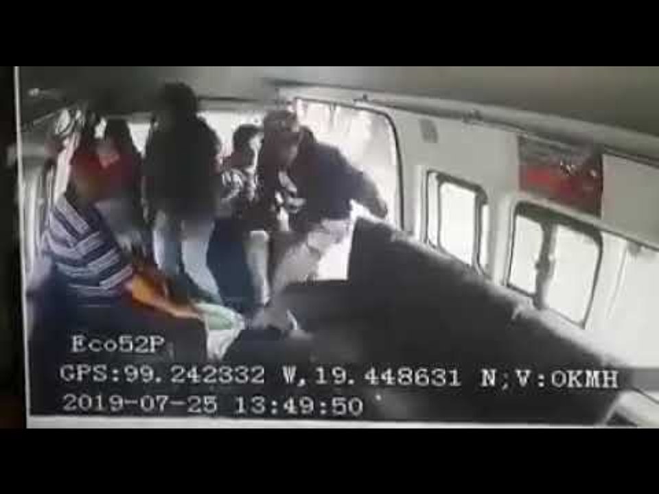 Pasajero salta de combi para evitar asalto en Naucalpan