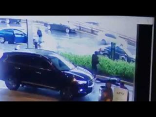 Hombres armados atacan a policías en Plaza Artz al intentar huir