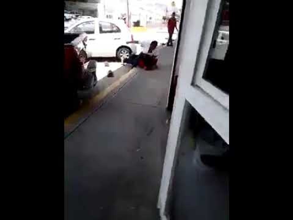 Sujeto le da una madrina a otro que pateó a un perrito