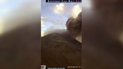 Vulcão Ubinas provoca chuva de cinzas