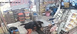 Captan asalto a una joven en cámaras de seguridad