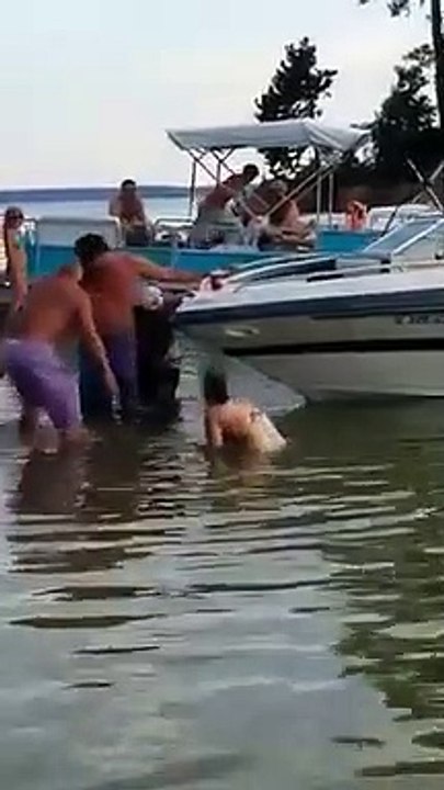 Suspendue au bateau.. par son maillot de bain accroché !