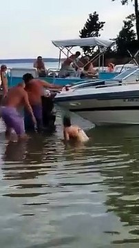 Suspendue au bateau.. par son maillot de bain accroché !