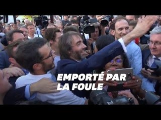 Cédric Villani acclamé à Paris par une grande foule à l'annonce de sa candidature