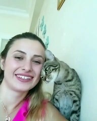 Cette femme et son chat adore se câliner. Trop cute !