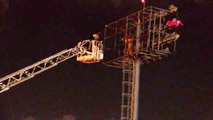 Karagümrük stadı'nın aydınlatma direğinde intihar girişimi