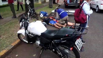 Motociclista colide contra carro e fica ferido, no Centro