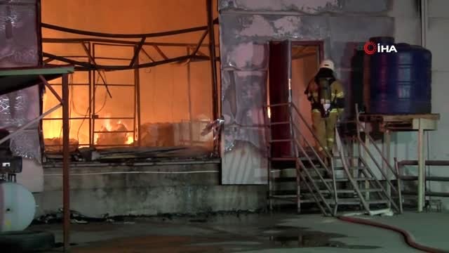 İzmir'de ekmek fabrikası alev alev yanarak böyle kül oldu