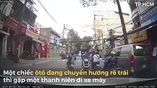 Thanh niên chạy xe máy bất ngờ giơ cùi chỏ đập gãy gương ôtô tại Sài Gòn